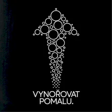 Vynořovat pomalu šipka vzhůru vytvořená z potápěčských bublinek