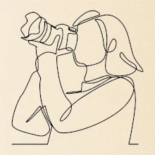 Fotografka stojící jedním tahem