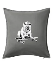 Černobílý buldok na skateboardu