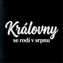 Černobílý nápis  Královny se rodí v srpnu