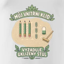 Můj vnitřní klid vyžaduje uklizený stůl
