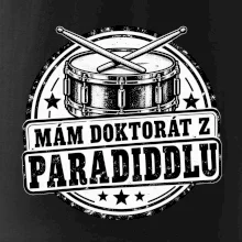 Mám doktorát z paradiddlu - černobílý bubenický odznak