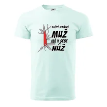 Každý správný muž, má u sebe nůž