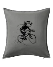 Opice s batohem na kole