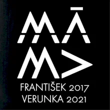 Máma v geometrickém fontu se jmény