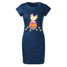 Slepice sedící na velikonočním vejci