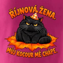 Říjnová žena mrzutý černý kocour na javorovém listu