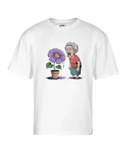 Stará paní plive na fialu