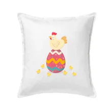 Slepice sedící na velikonočním vejci