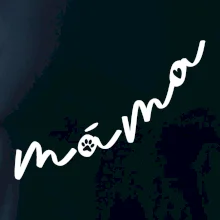 Psí máma se jmény na rukávu