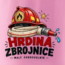 Hrdina s hasičskou přilbou a hadicí