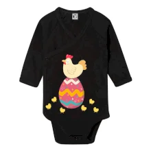 Slepice sedící na velikonočním vejci