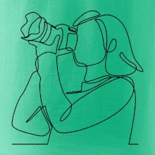 Fotografka stojící jedním tahem