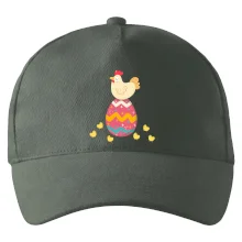 Slepice sedící na velikonočním vejci