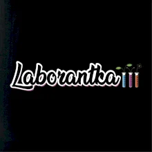 Laborantka a zkumavky