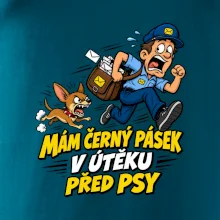 Černý pásek v útěku před psy