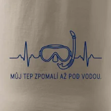 Můj tep zpomalí až pod vodou křivka EKG s maskou a šnorchlem