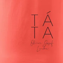 Nápis táta na prsu se jmény dětí