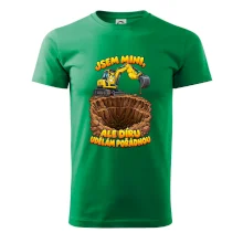 Mini bagr udělá pořádnou díru