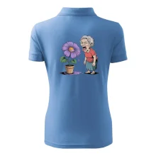 Stará paní plive na fialu