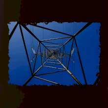 Stožár vysokého napětí zespodu