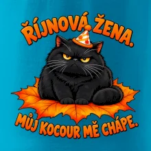 Říjnová žena mrzutý černý kocour na javorovém listu