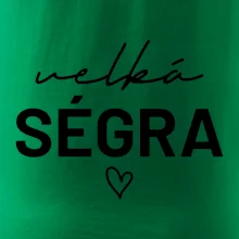 Velká ségra -  nápis na prsou