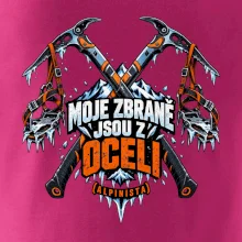 Alpinista se zbraněmi z oceli