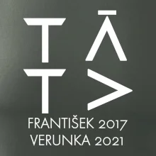 Táta v geometrickém fontu se jmény