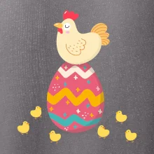 Slepice sedící na velikonočním vejci