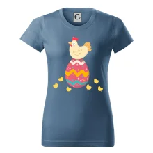 Slepice sedící na velikonočním vejci