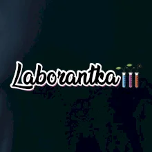 Laborantka a zkumavky