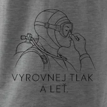 Vyrovnej tlak a leť potápěč v neoprenu držící si nos