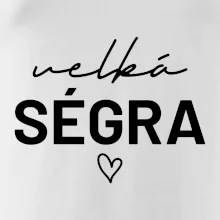 Velká ségra -  nápis na prsou