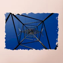 Stožár vysokého napětí zespodu