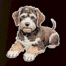 Lagotto romagnolo ležicí vyšívaný na prsu