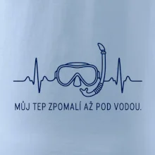 Můj tep zpomalí až pod vodou křivka EKG s maskou a šnorchlem
