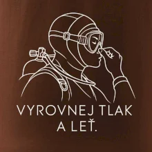 Vyrovnej tlak a leť potápěč v neoprenu držící si nos