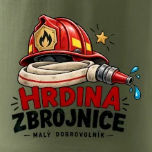Hrdina s hasičskou přilbou a hadicí