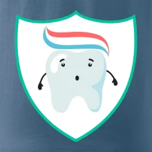 Zoubek na prsu - zubní pasta