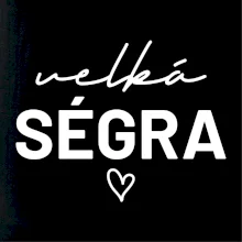 Velká ségra -  nápis na prsou