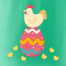 Slepice sedící na velikonočním vejci