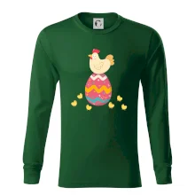 Slepice sedící na velikonočním vejci