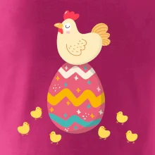 Slepice sedící na velikonočním vejci