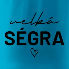 Velká ségra -  nápis na prsou