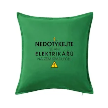Nedotýkejte se ani elektrikářů na zem spadlých
