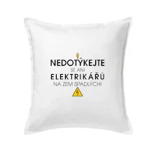 Nedotýkejte se ani elektrikářů na zem spadlých
