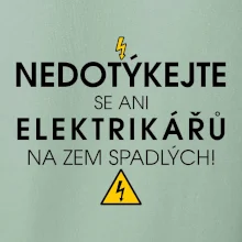 Nedotýkejte se ani elektrikářů na zem spadlých