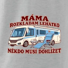 Máma rozkládám lehátko někdo musí dohlížet integrovaný obytňák