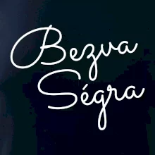 Bezva ségra - nápis na prsou